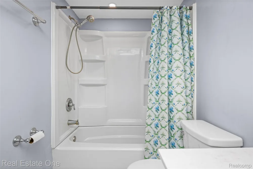 348 Decca Drive White Lake Charter Township, MI 48386