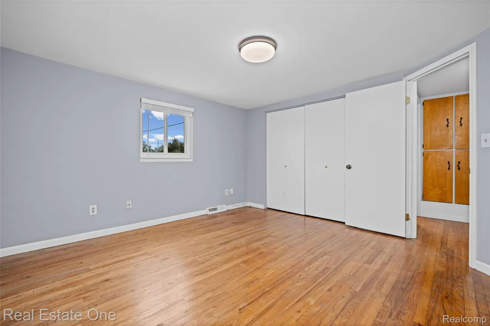 348 Decca Drive White Lake Charter Township, MI 48386