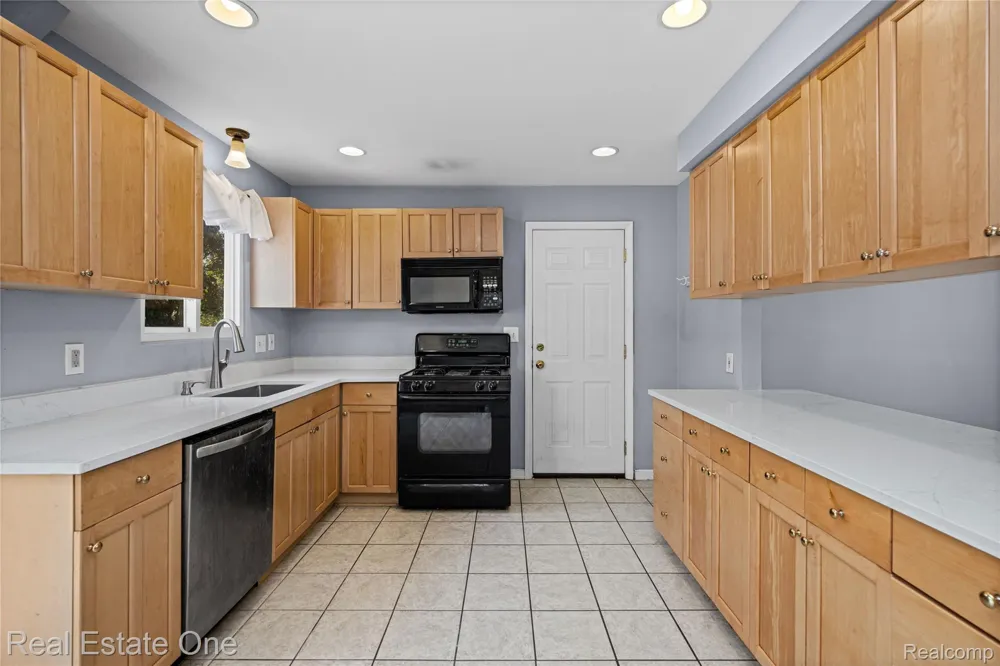 348 Decca Drive White Lake Charter Township, MI 48386