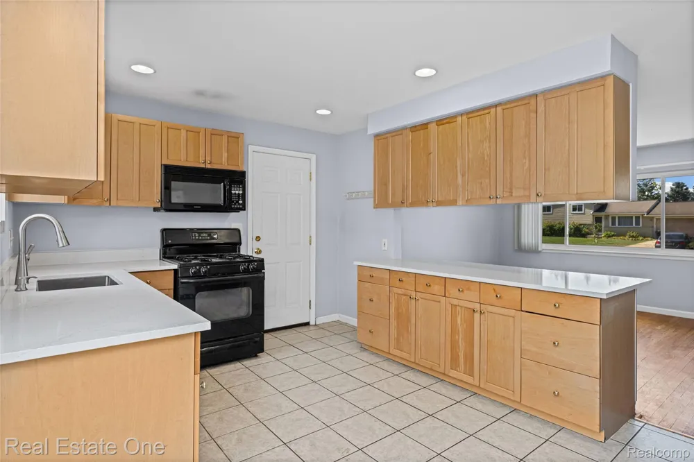 348 Decca Drive White Lake Charter Township, MI 48386