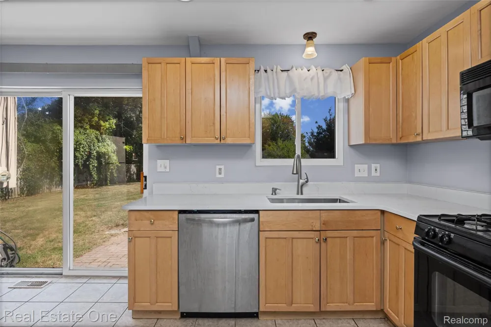 348 Decca Drive White Lake Charter Township, MI 48386