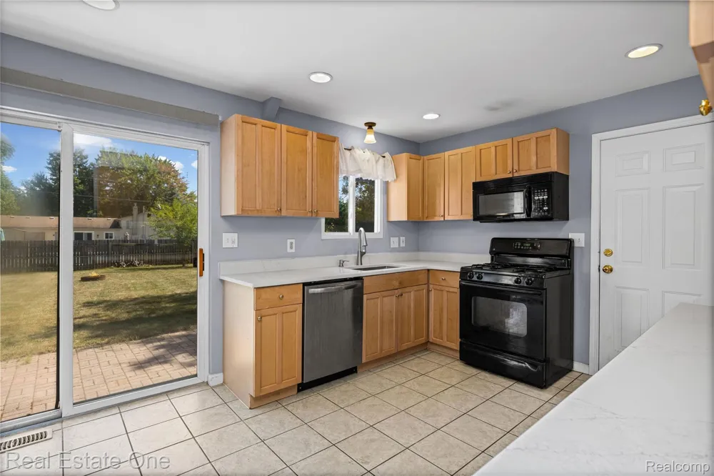 348 Decca Drive White Lake Charter Township, MI 48386