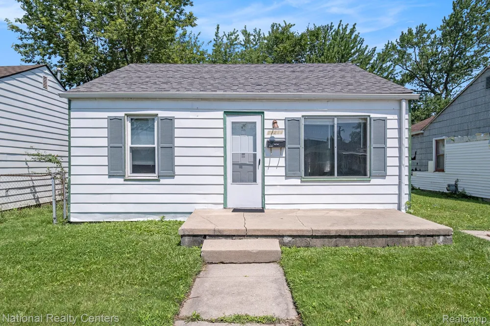 11211 Chalmers Avenue Warren City, MI 48089