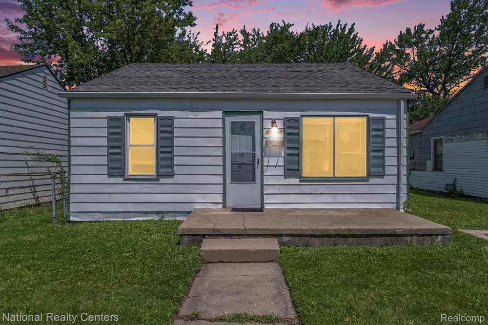 11211 Chalmers Avenue Warren City, MI 48089