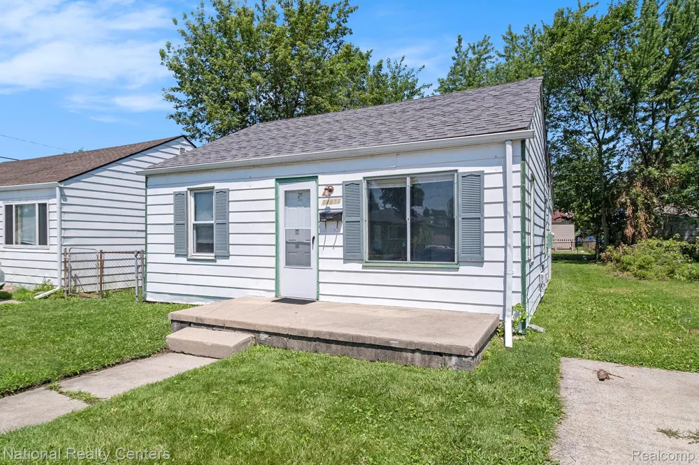 11211 Chalmers Avenue Warren City, MI 48089