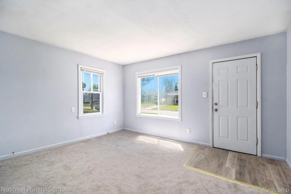 11211 Chalmers Avenue Warren City, MI 48089