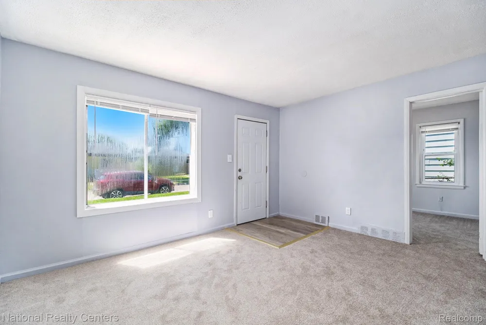 11211 Chalmers Avenue Warren City, MI 48089
