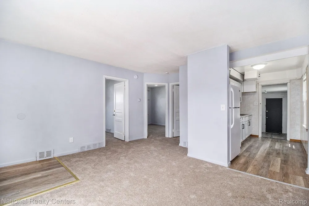 11211 Chalmers Avenue Warren City, MI 48089
