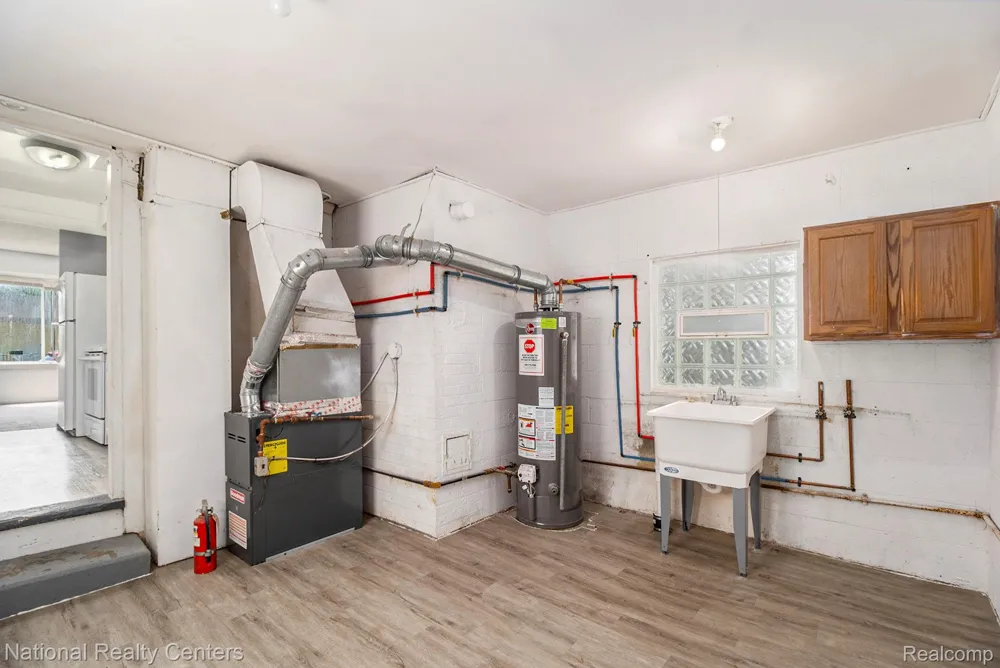 11211 Chalmers Avenue Warren City, MI 48089