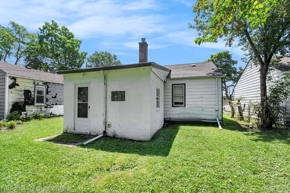 11211 Chalmers Avenue Warren City, MI 48089