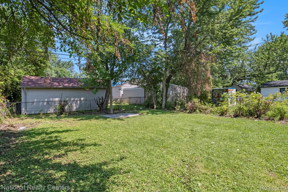 11211 Chalmers Avenue Warren City, MI 48089