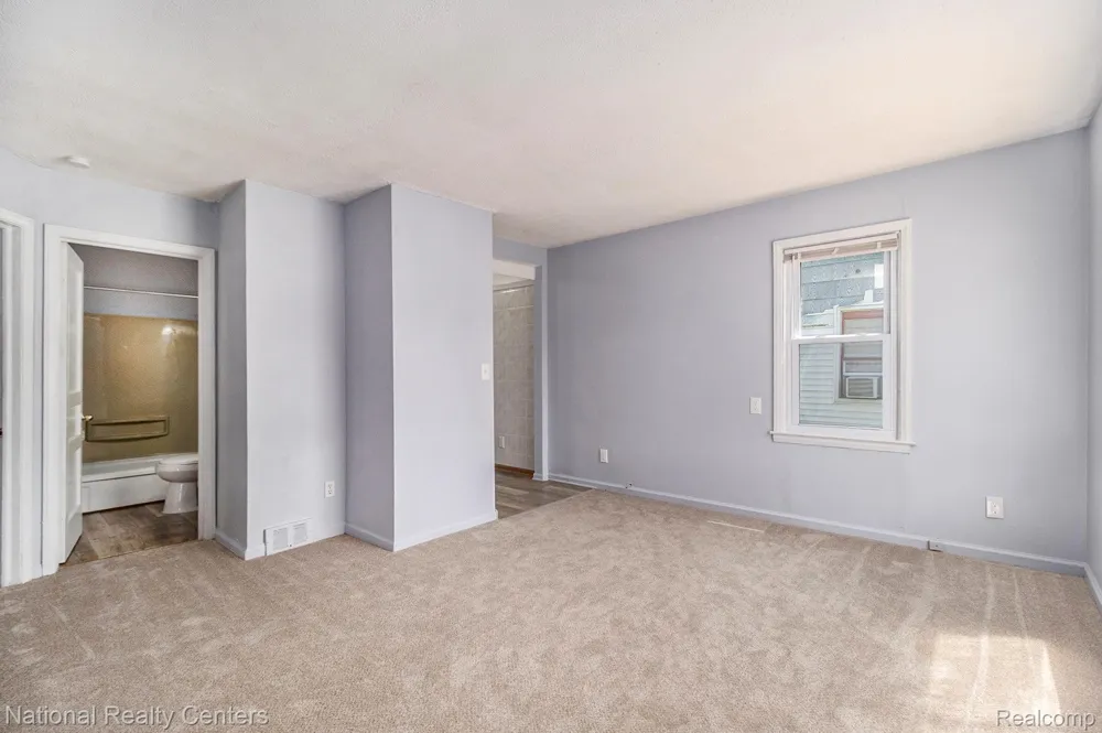 11211 Chalmers Avenue Warren City, MI 48089