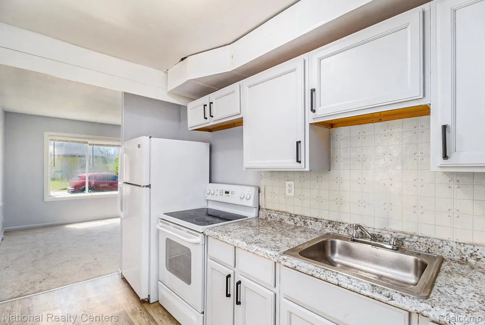 11211 Chalmers Avenue Warren City, MI 48089