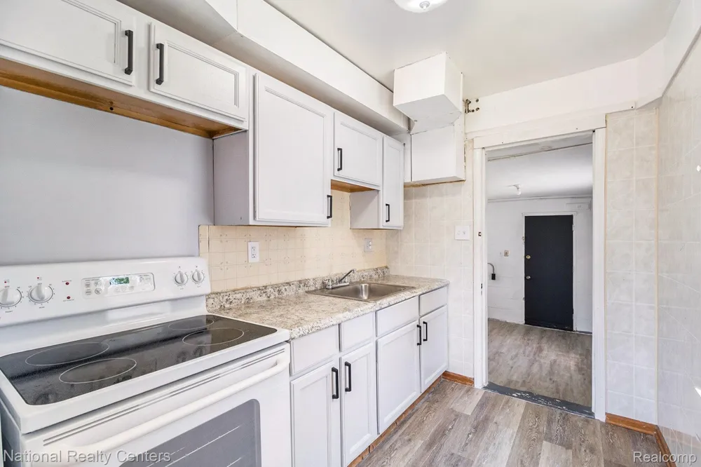 11211 Chalmers Avenue Warren City, MI 48089