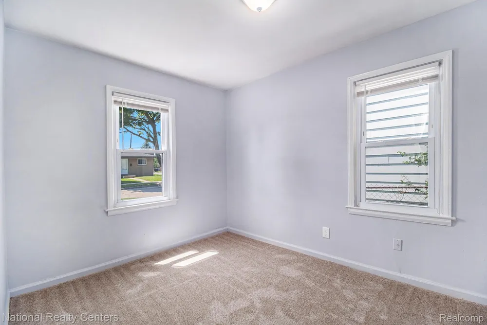 11211 Chalmers Avenue Warren City, MI 48089