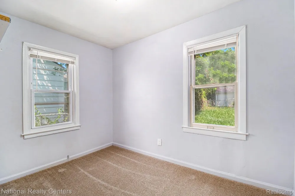 11211 Chalmers Avenue Warren City, MI 48089