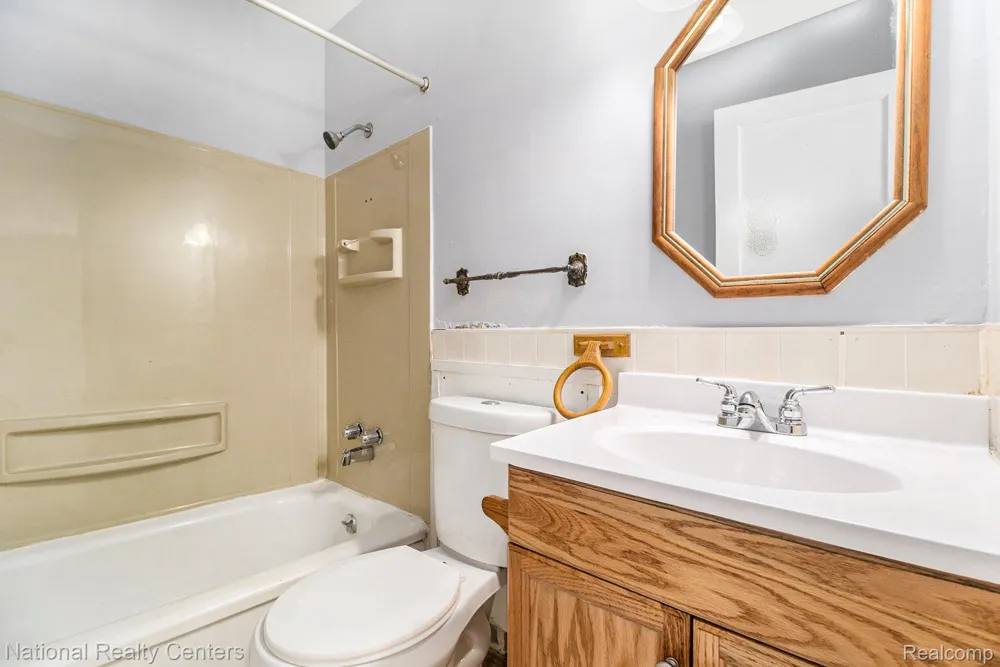 11211 Chalmers Avenue Warren City, MI 48089