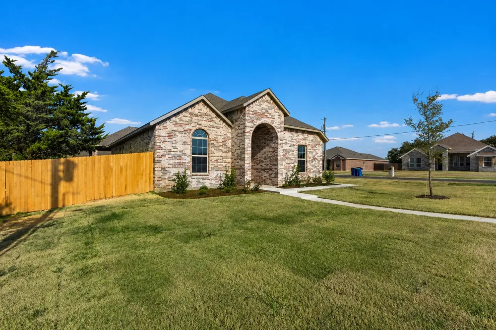 2201 UHL ROAD Glenn Heights, TX 75154