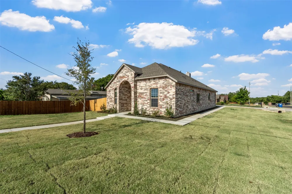 2201 UHL ROAD Glenn Heights, TX 75154
