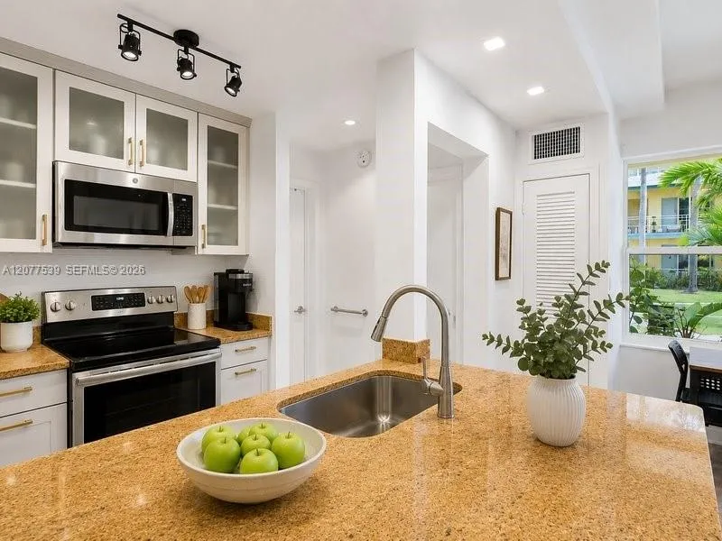 910 Bay Dr #15 Miami Beach, FL 33141