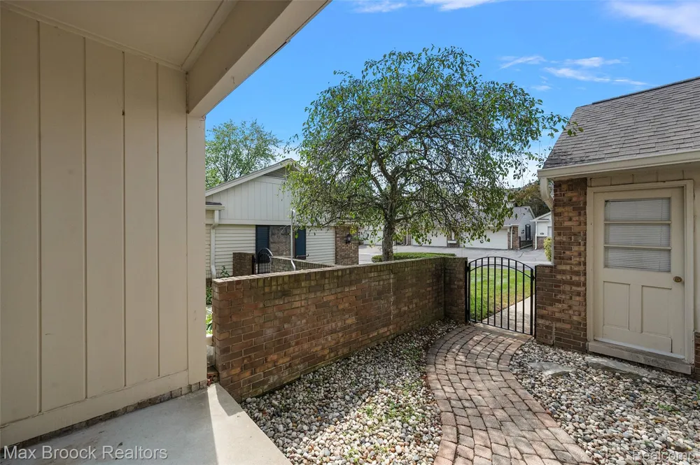 7139 Creeks Crossing West Bloomfield Charter Township, MI 48322