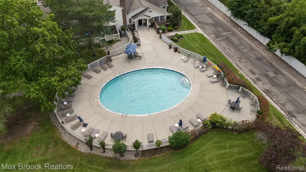 7139 Creeks Crossing West Bloomfield Charter Township, MI 48322