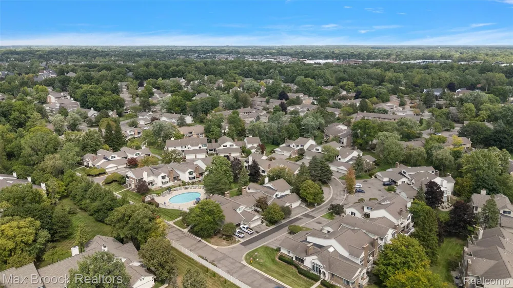 7139 Creeks Crossing West Bloomfield Charter Township, MI 48322