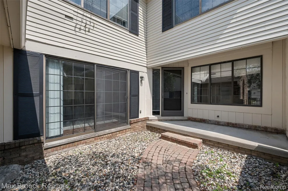 7139 Creeks Crossing West Bloomfield Charter Township, MI 48322