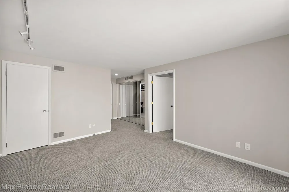 7139 Creeks Crossing West Bloomfield Charter Township, MI 48322