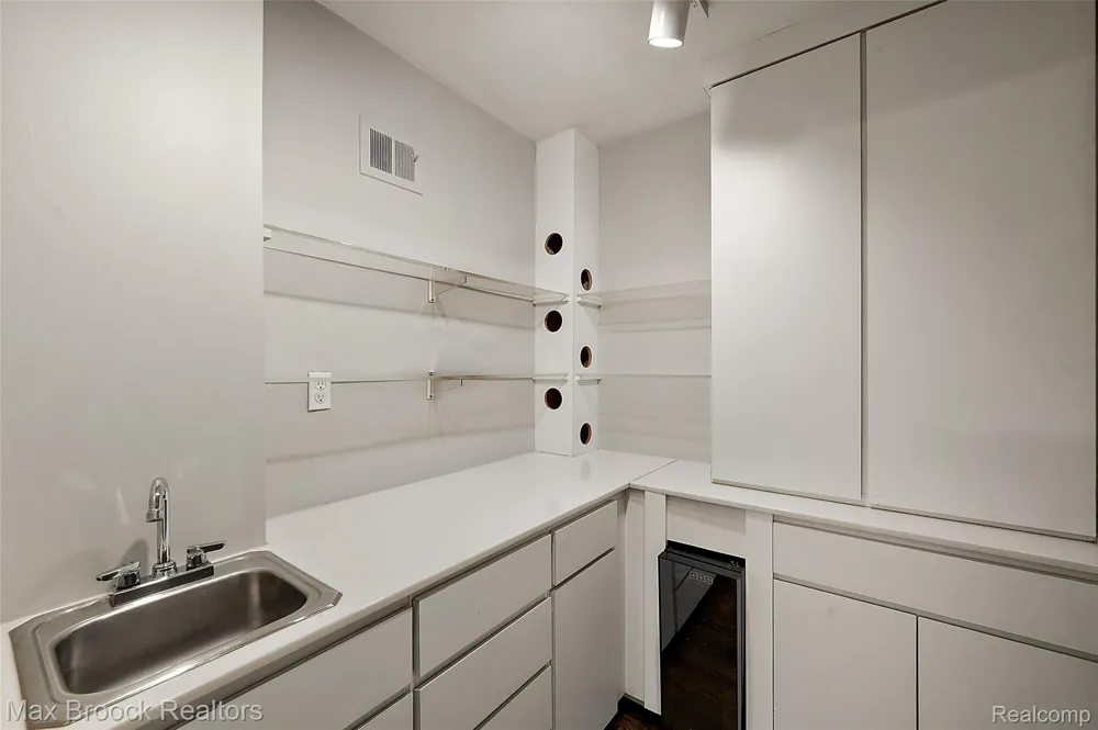 7139 Creeks Crossing West Bloomfield Charter Township, MI 48322