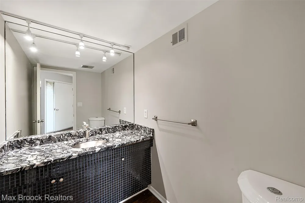 7139 Creeks Crossing West Bloomfield Charter Township, MI 48322
