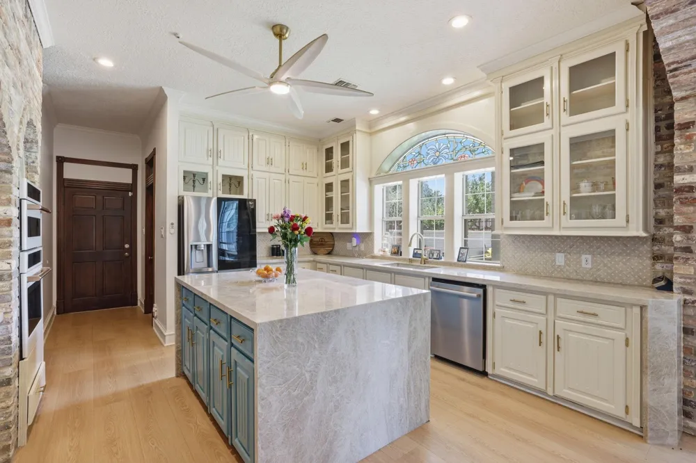 2922 Cedar Woods Place Houston, TX 77068