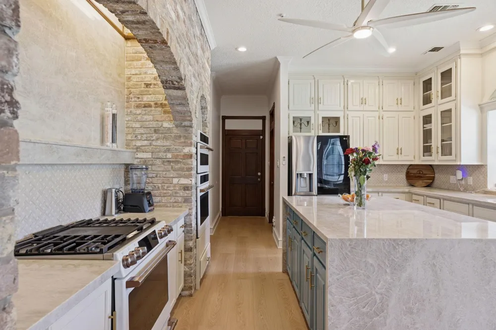 2922 Cedar Woods Place Houston, TX 77068