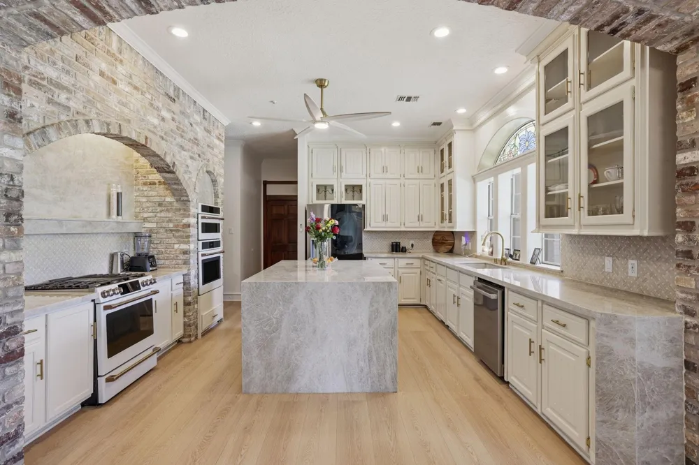 2922 Cedar Woods Place Houston, TX 77068