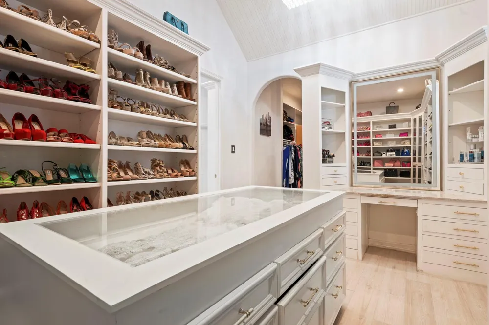 2922 Cedar Woods Place Houston, TX 77068