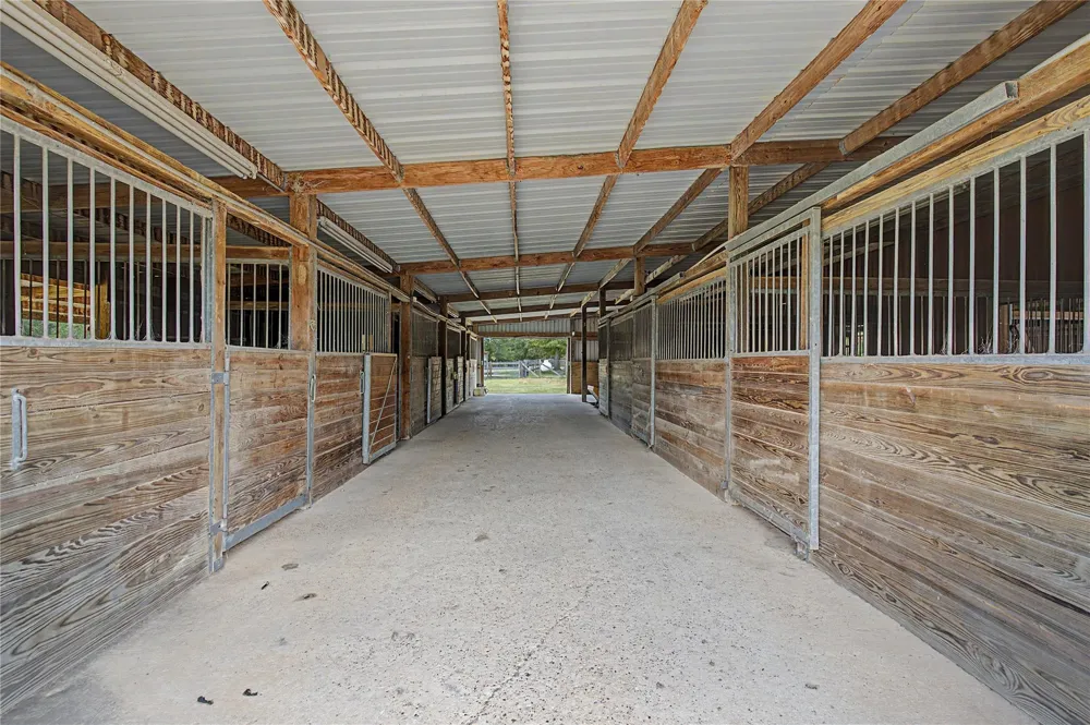 8988 County Line Road Willis, TX 77378