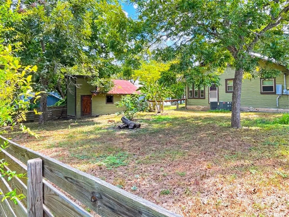 106 W Bobkat Moulton, TX 77975