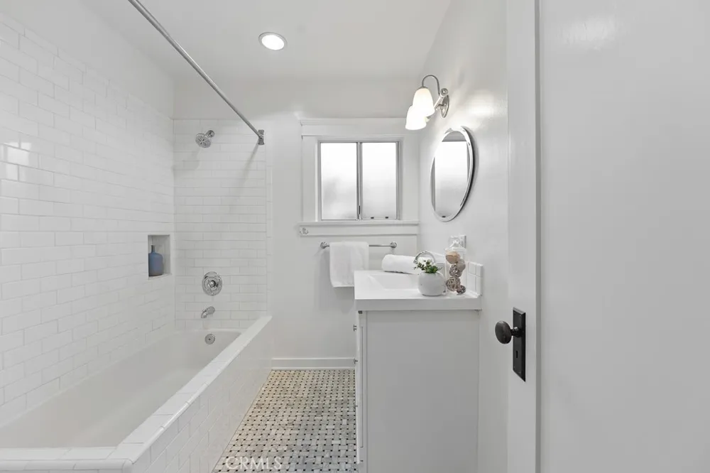 3717 Falcon Avenue Long Beach, CA 90807