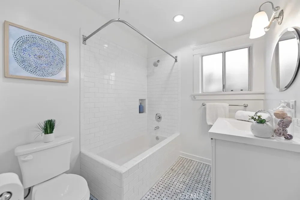 3717 Falcon Avenue Long Beach, CA 90807