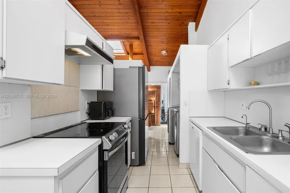 2679 S Parkview Dr Hallandale Beach, FL 33009