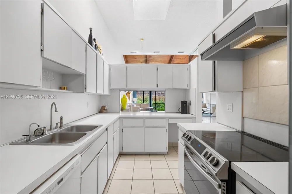 2679 S Parkview Dr Hallandale Beach, FL 33009