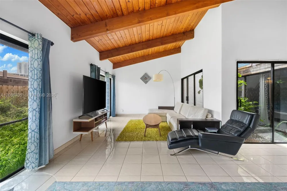 2679 S Parkview Dr Hallandale Beach, FL 33009