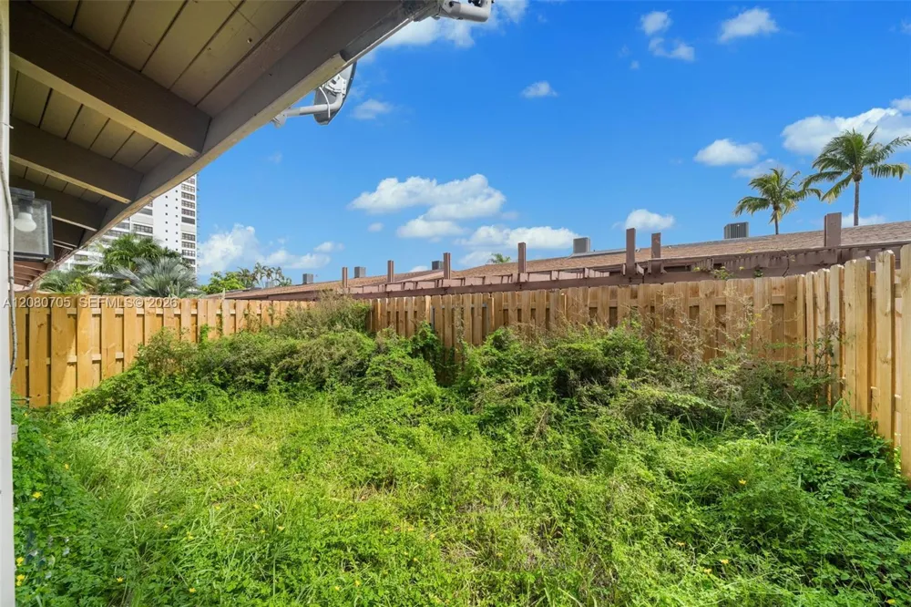 2679 S Parkview Dr Hallandale Beach, FL 33009