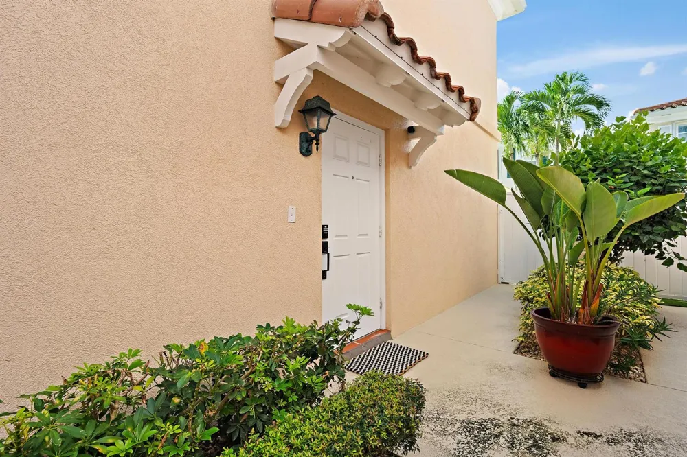 68 Live Oak Circle Tequesta, FL 33469
