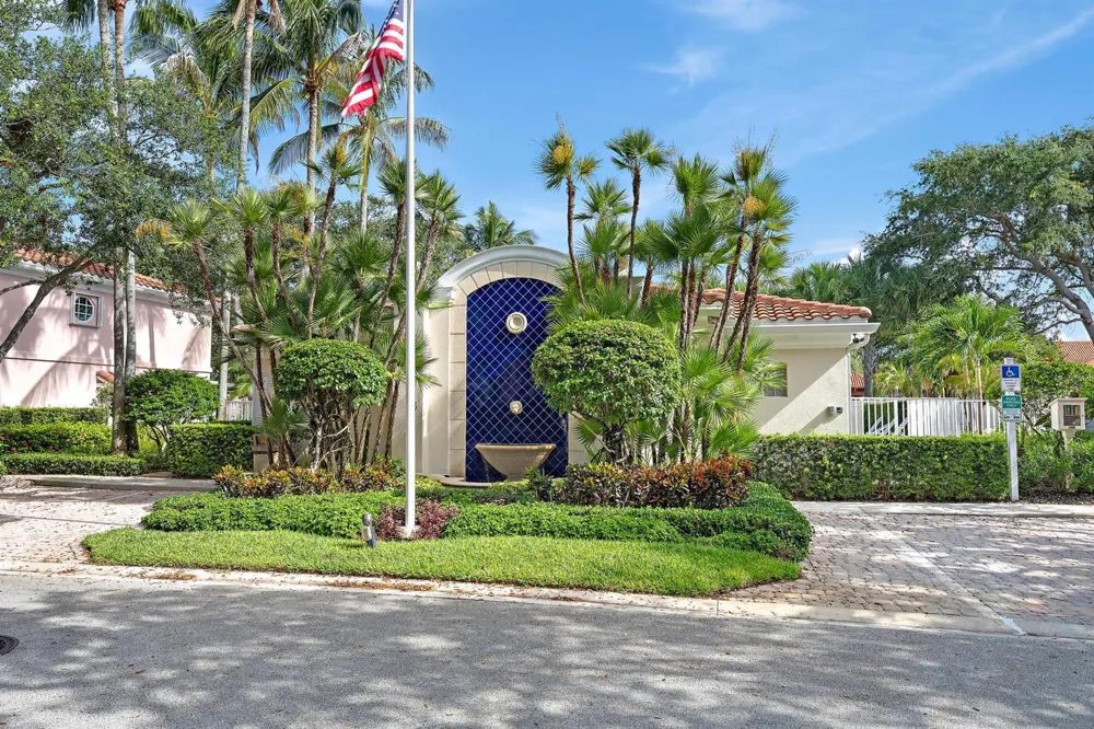 68 Live Oak Circle Tequesta, FL 33469