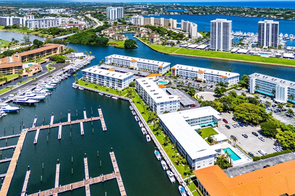 29 Yacht Club Drive #304 North Palm Beach, FL 33408