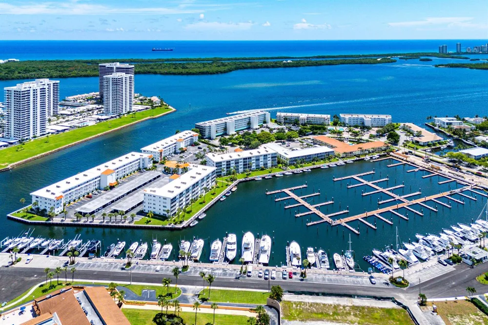 29 Yacht Club Drive #304 North Palm Beach, FL 33408