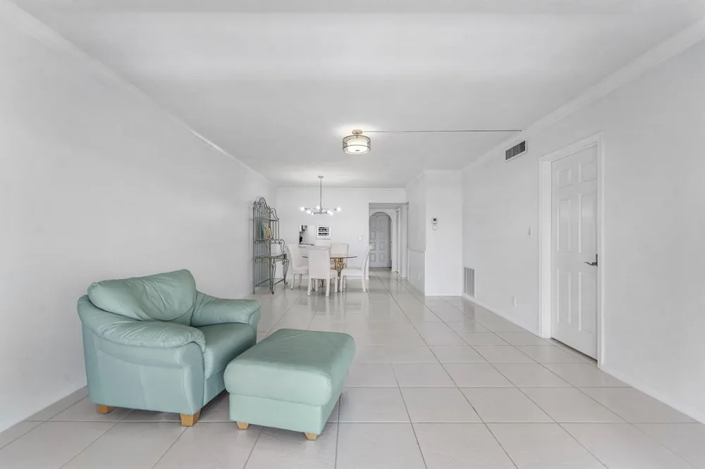 29 Yacht Club Drive #304 North Palm Beach, FL 33408