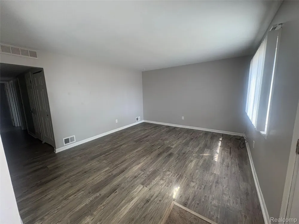 33 E Brockton Avenue Madison Heights City, MI 48071
