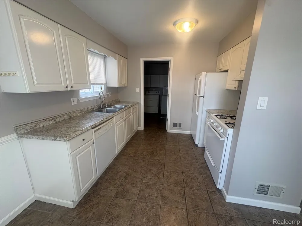 33 E Brockton Avenue Madison Heights City, MI 48071